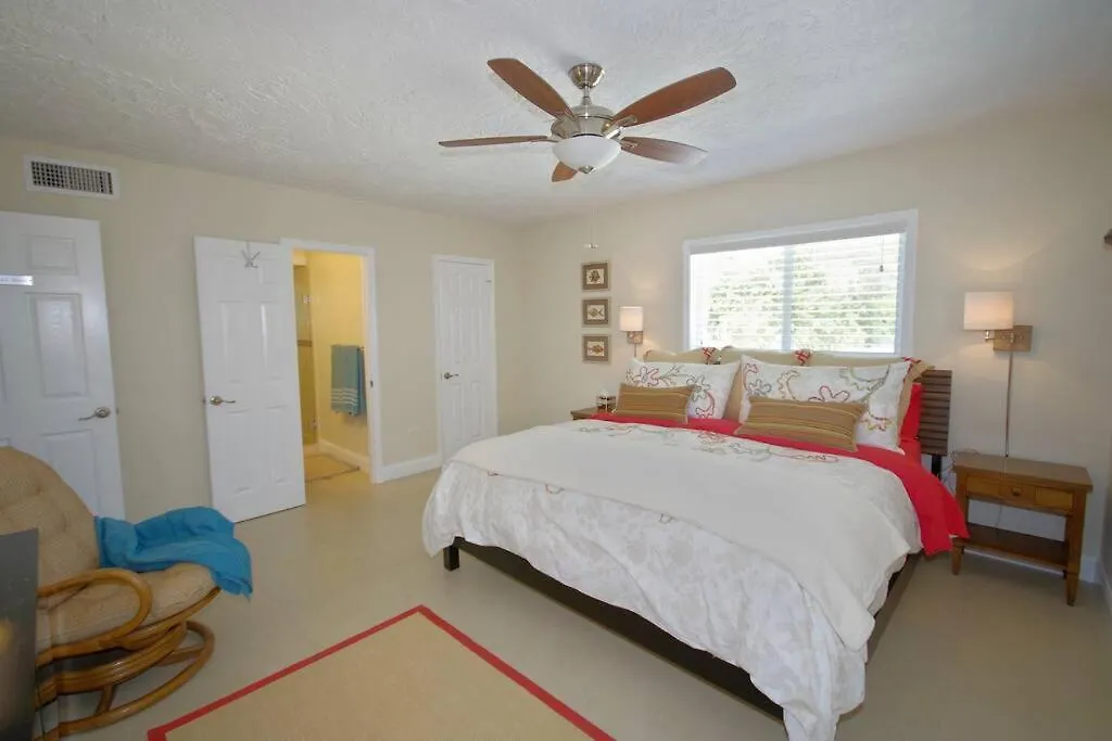 Casa Bahiamar Stunning - 28 Day Minimum, Pool And Dock Holiday home Key Largo