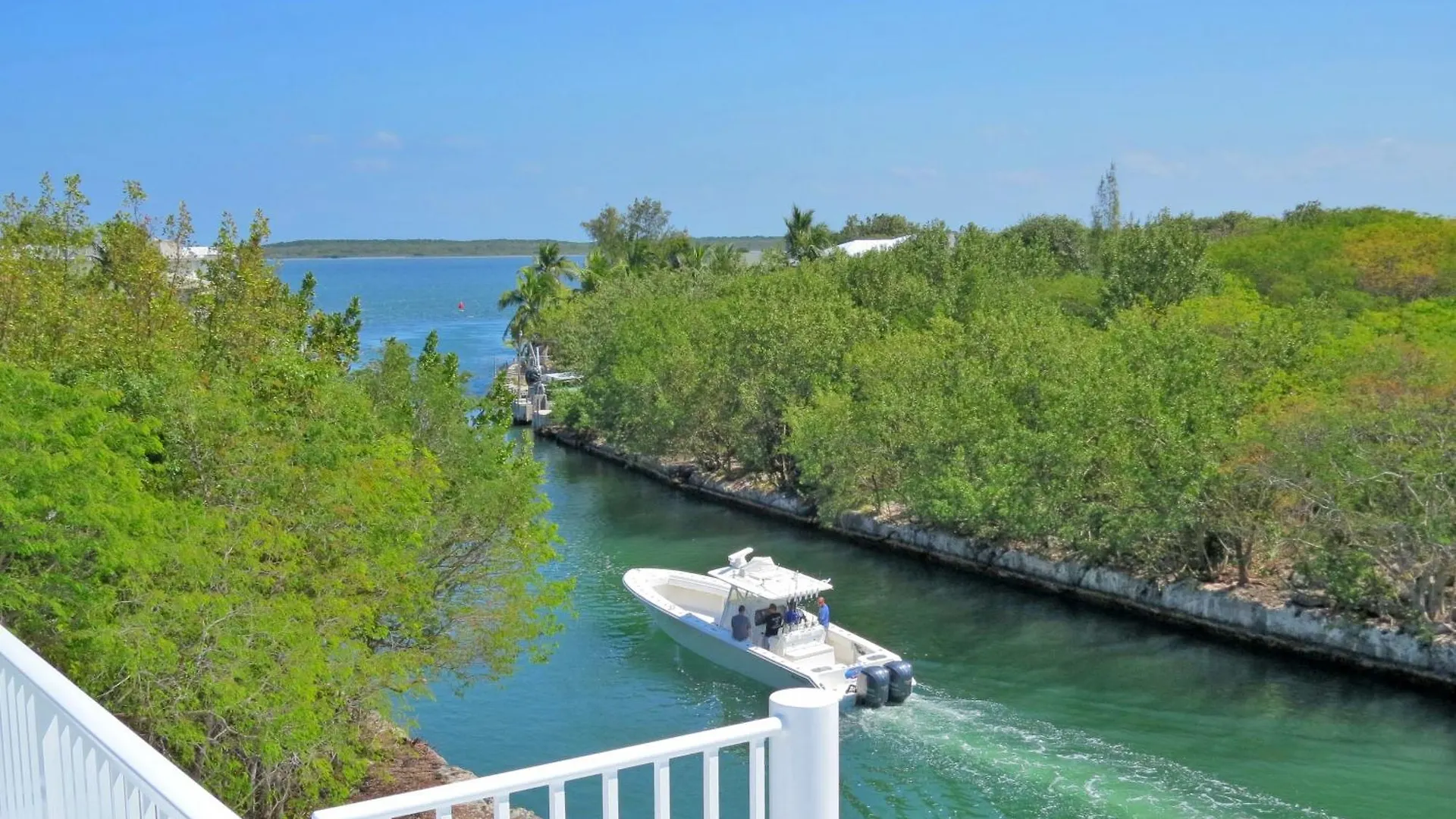 Casa Bahiamar Stunning - 28 Day Minimum, Pool And Dock Holiday home Key Largo