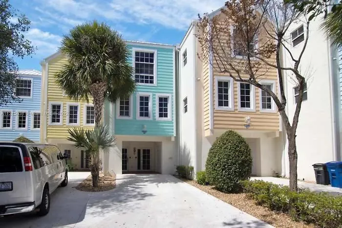 Holiday home Vacay Vibes-2 Pools, Pickleball, Coffee Bar, 2 Jacuzzis, Food Truck Key Largo