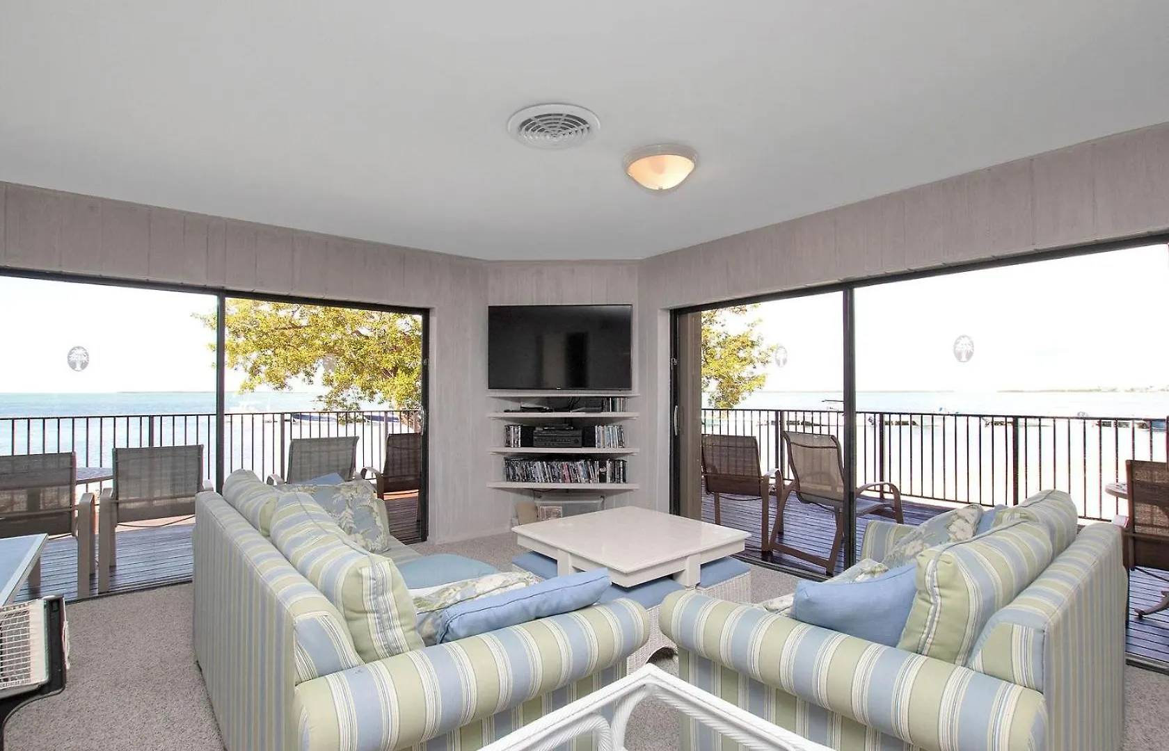 Apartment Bayfront Townhouse Located In The Lush Tropical Setting Of Rock Harbor Club, *