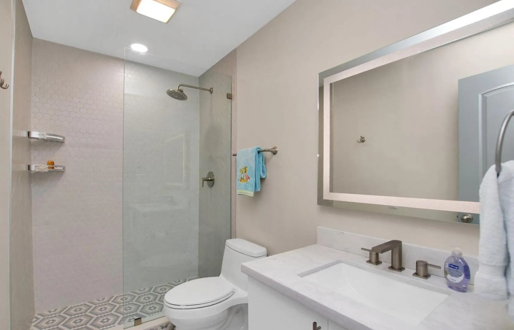 Apartment Bayfront Townhouse Located In The Lush Tropical Setting Of Rock Harbor Club,