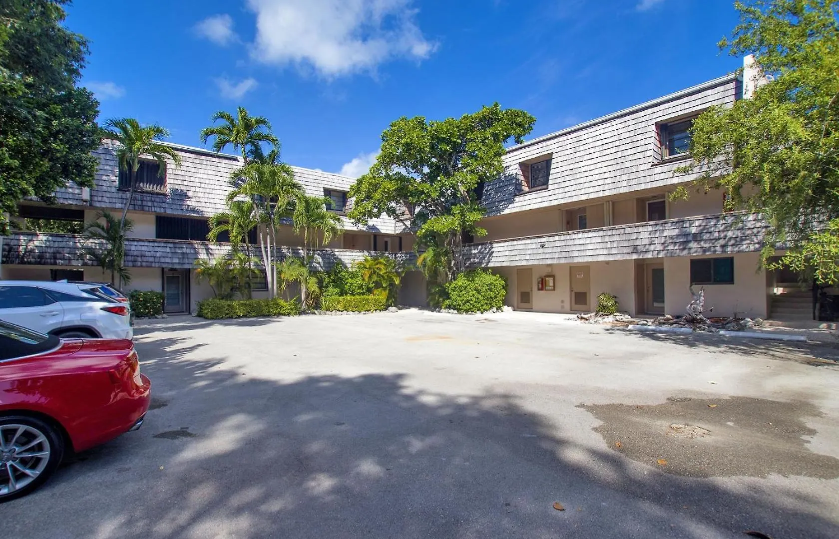 Bayfront Townhouse Located In The Lush Tropical Setting Of Rock Harbor Club,