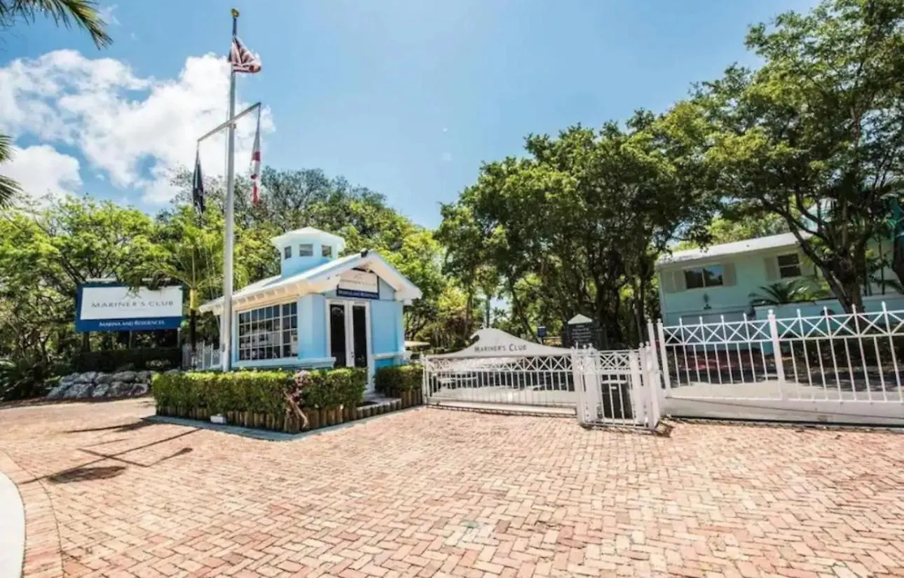 Vacay Vibes-2 Pools, Pickleball, Coffee Bar, 2 Jacuzzis, Food Truck Holiday home *