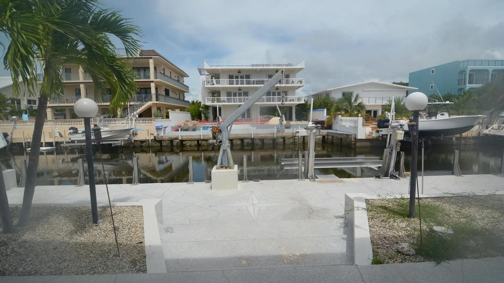 Beautiful Canal Front With Above Ground Pool, Dock And Fish Station Holiday home Key Largo