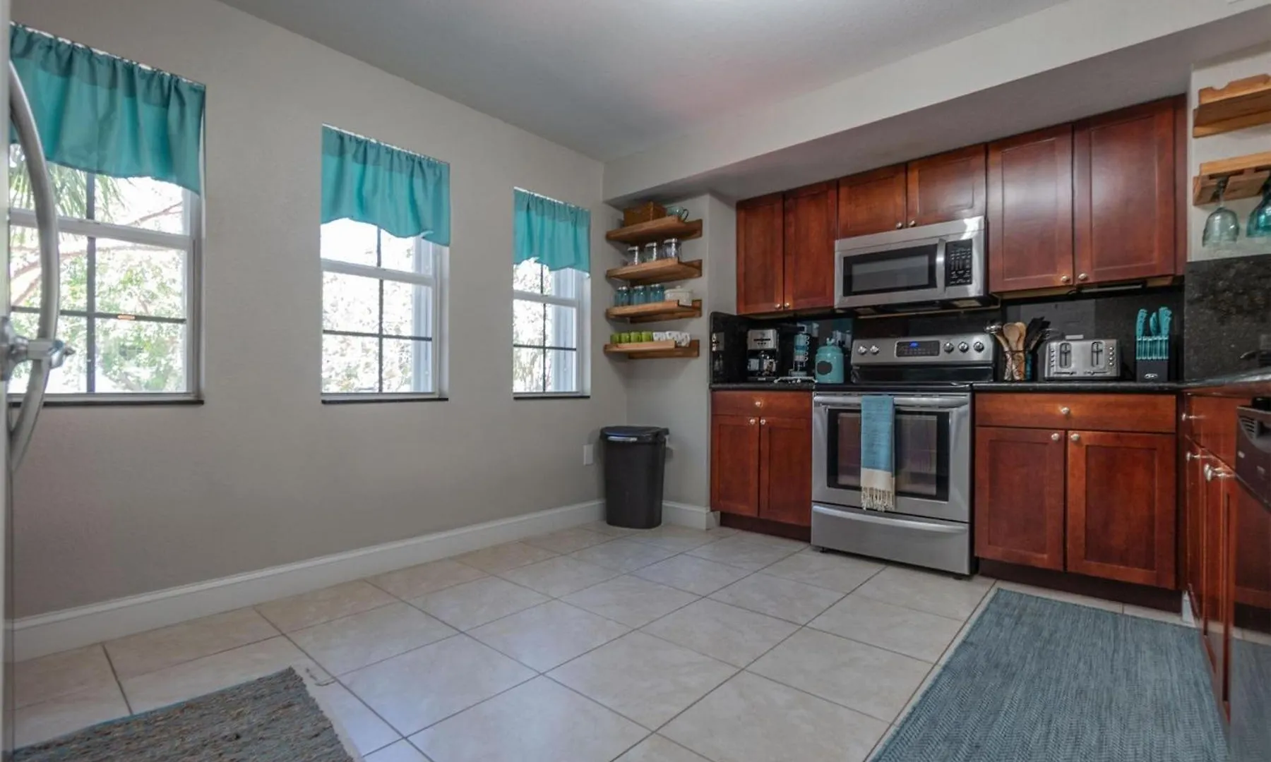 701 Mariners Club Apartment