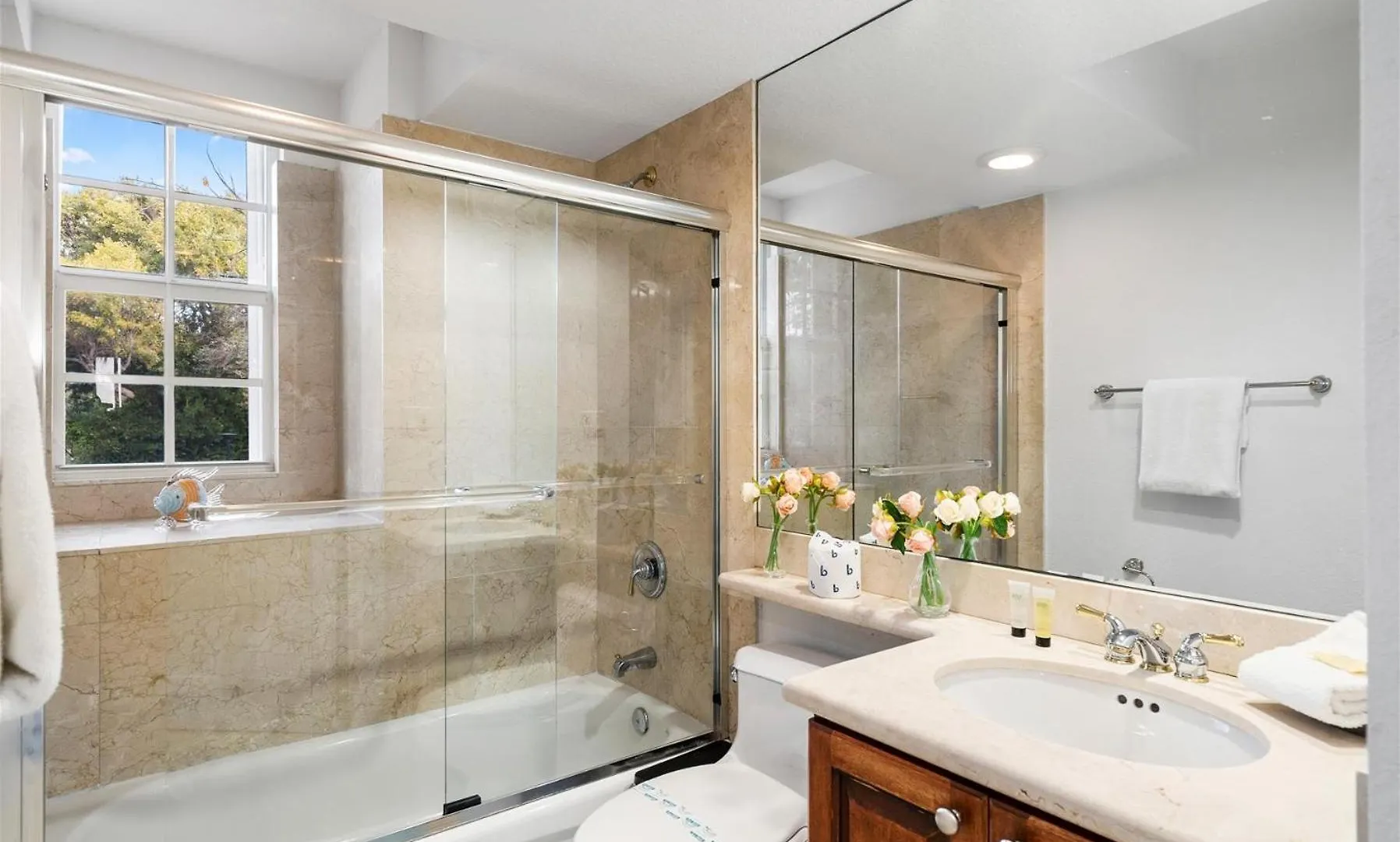 412 Mariners Club Apartment
