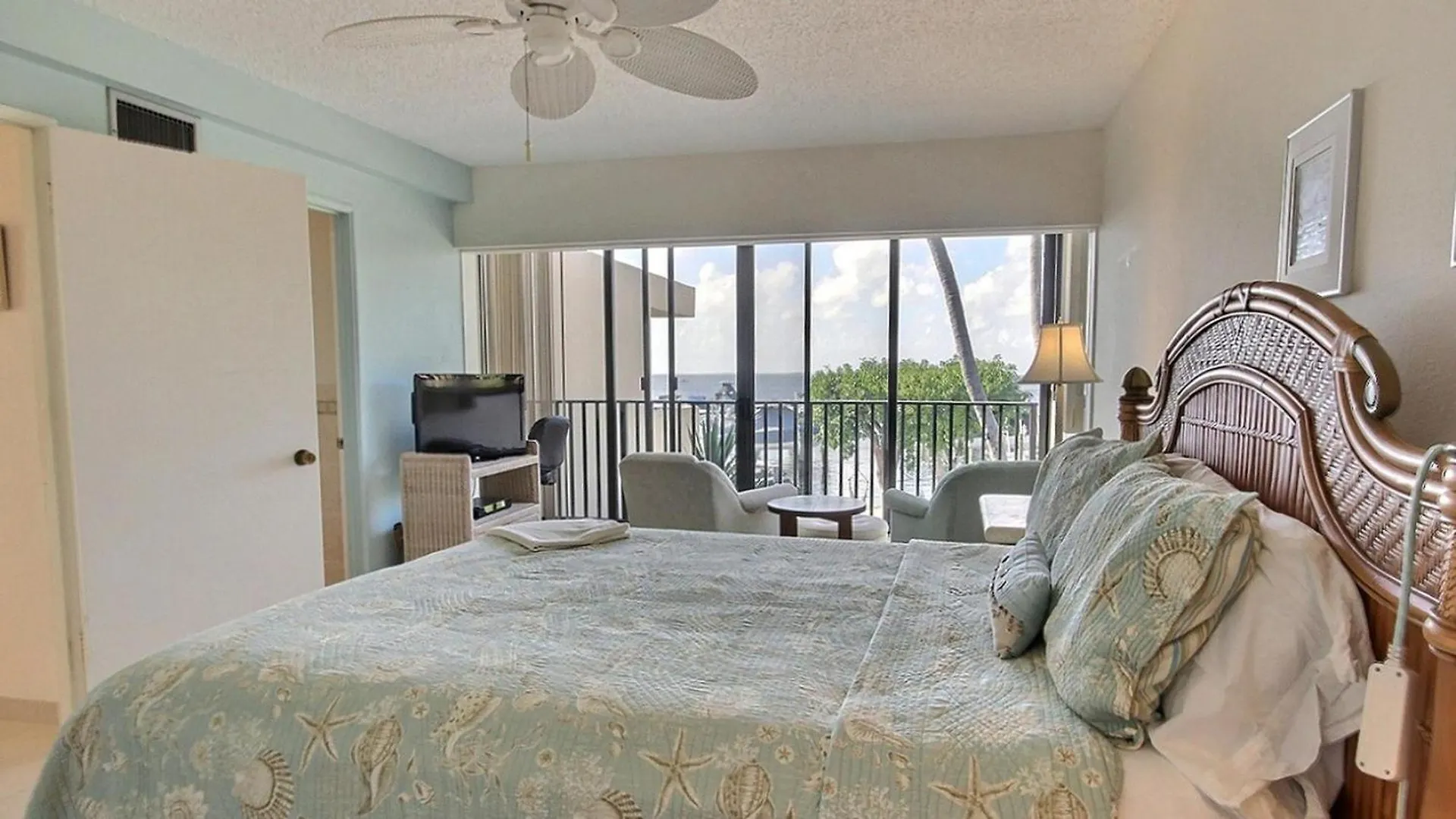 C 14 Moon Bay * Key Largo