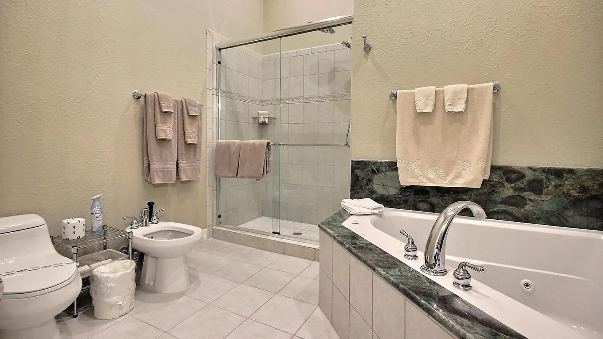 Apartment 804 Mariners Club *