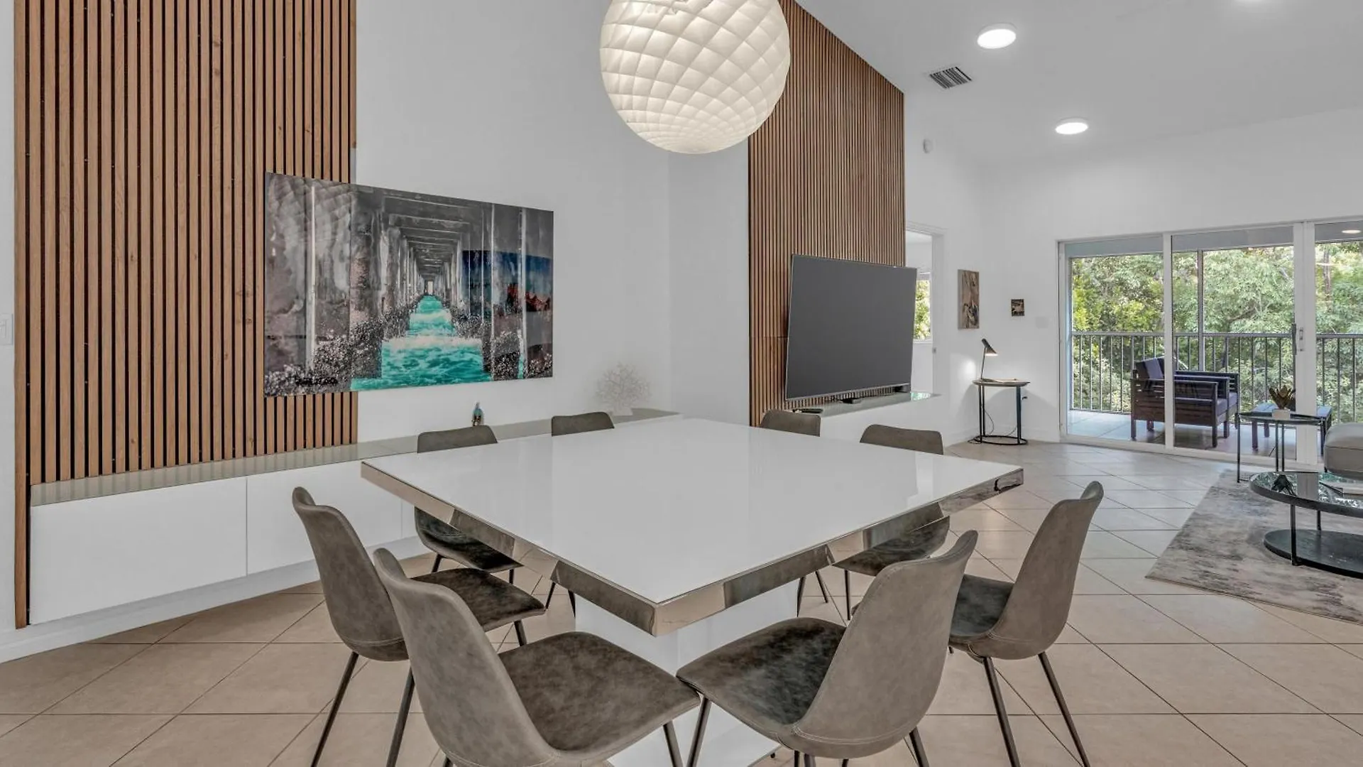 Apartment 812 Mariners Club *