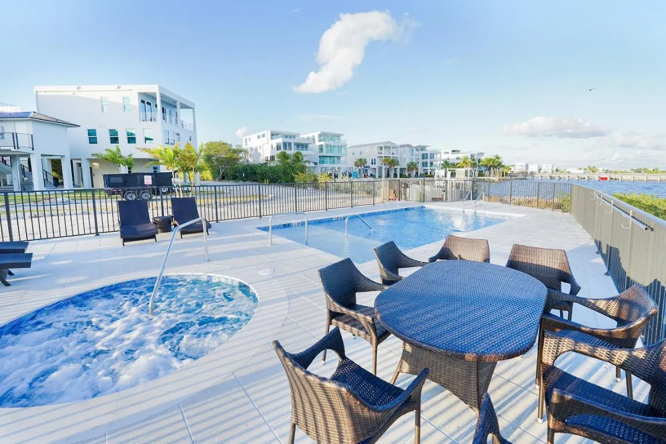 Brand New Oceanside Paradise Waterfront With Pool And Hot Tub Holiday home Key Largo
