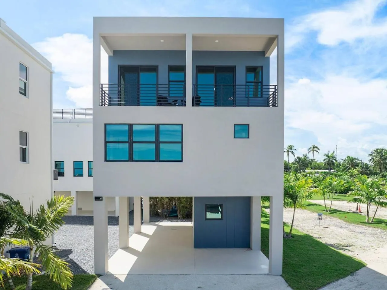 Holiday home Brand New Oceanside Paradise Waterfront With Pool And Hot Tub