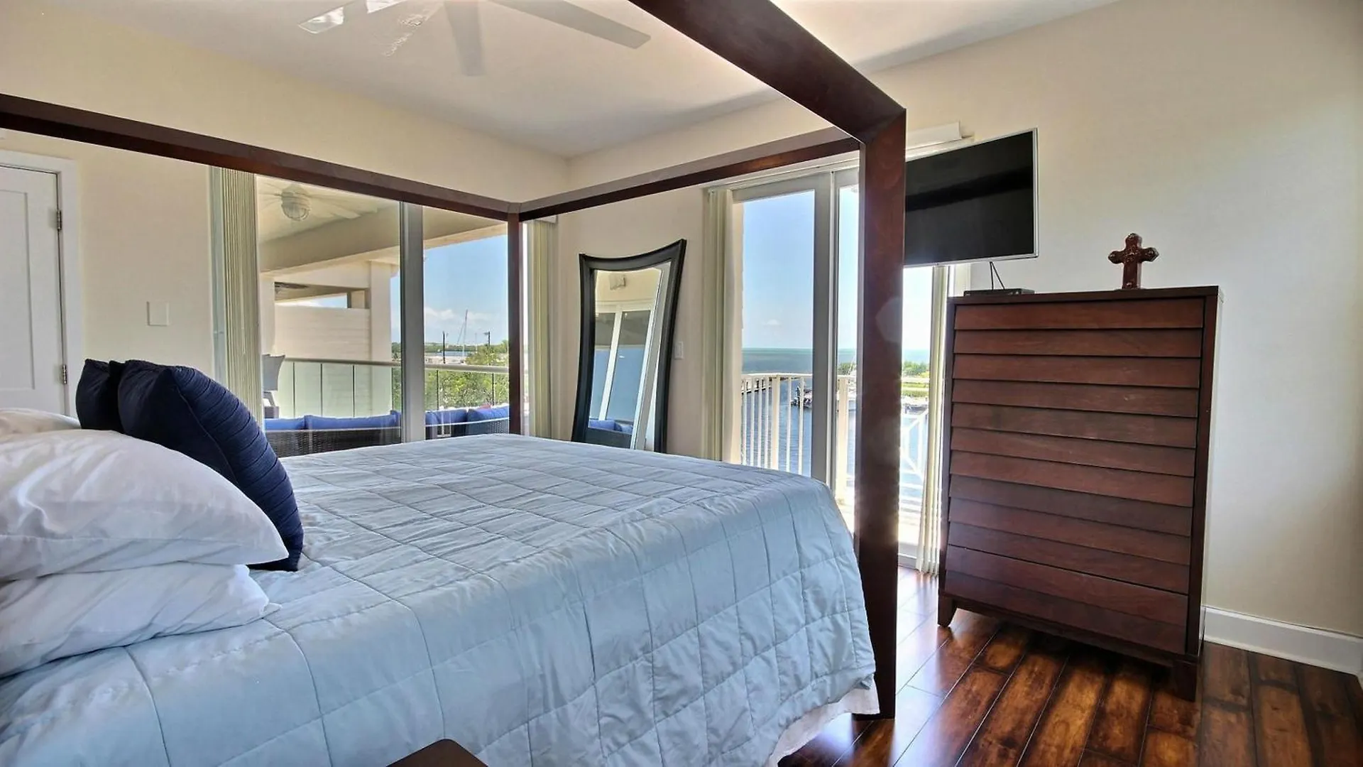 Apartment 136 Mariners Club *