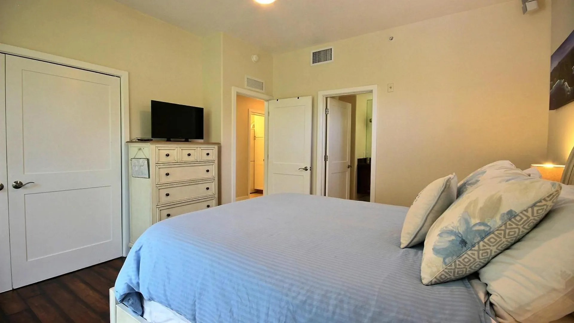 136 Mariners Club Apartment *