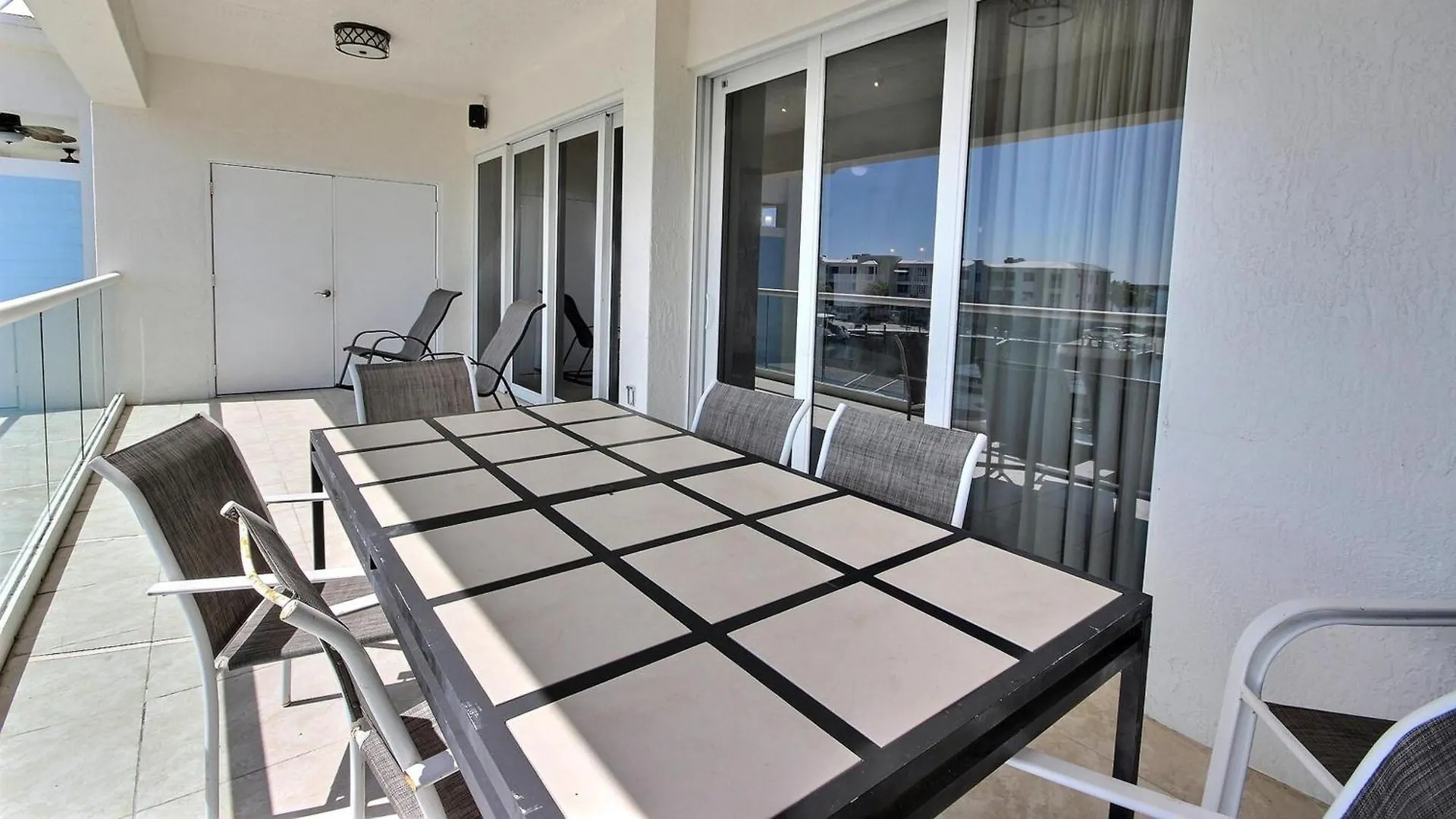 131 Mariners Club Apartment *