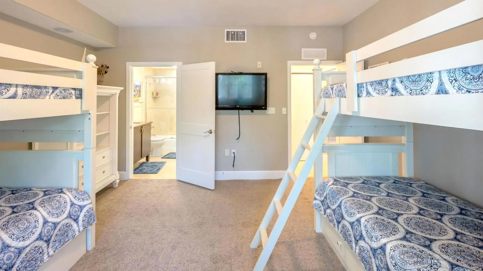 123 Mariners Club Apartment *