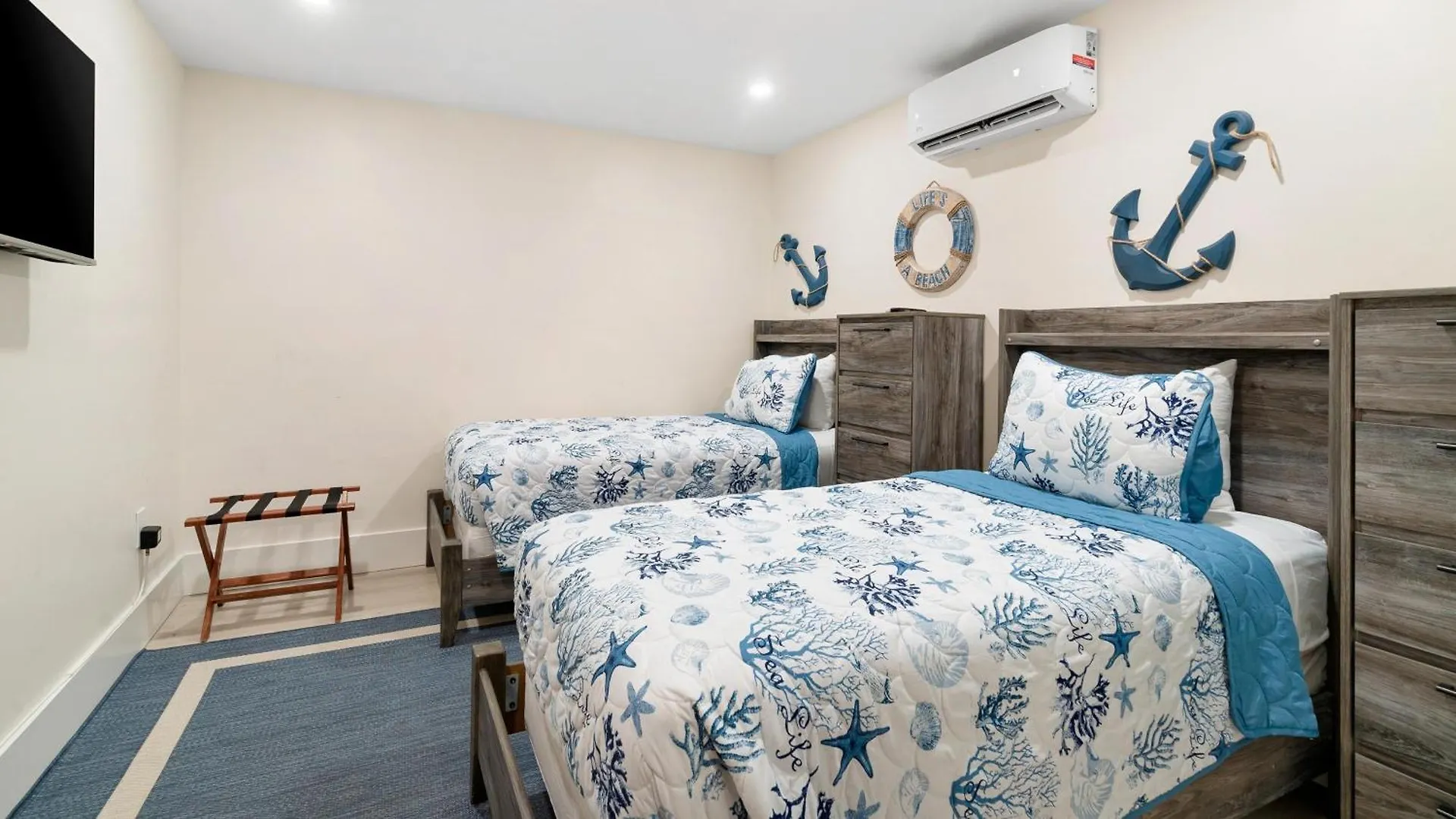 Apartment 801 Mariners Club *