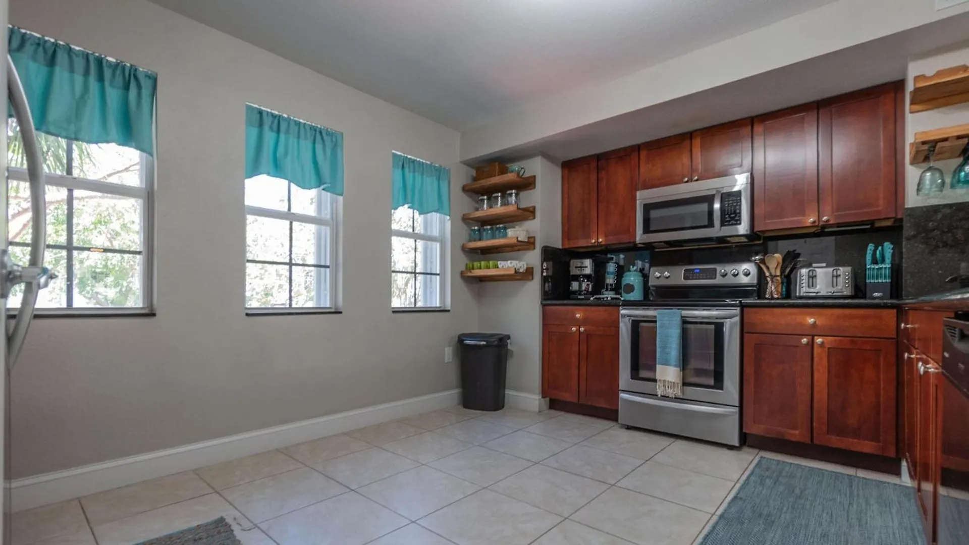 701 Mariners Club Apartment *