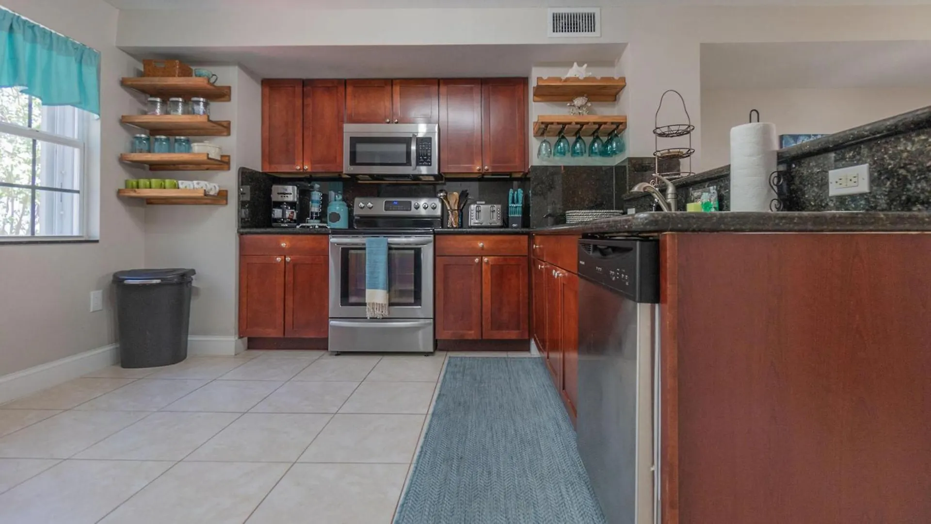 Apartment 701 Mariners Club *