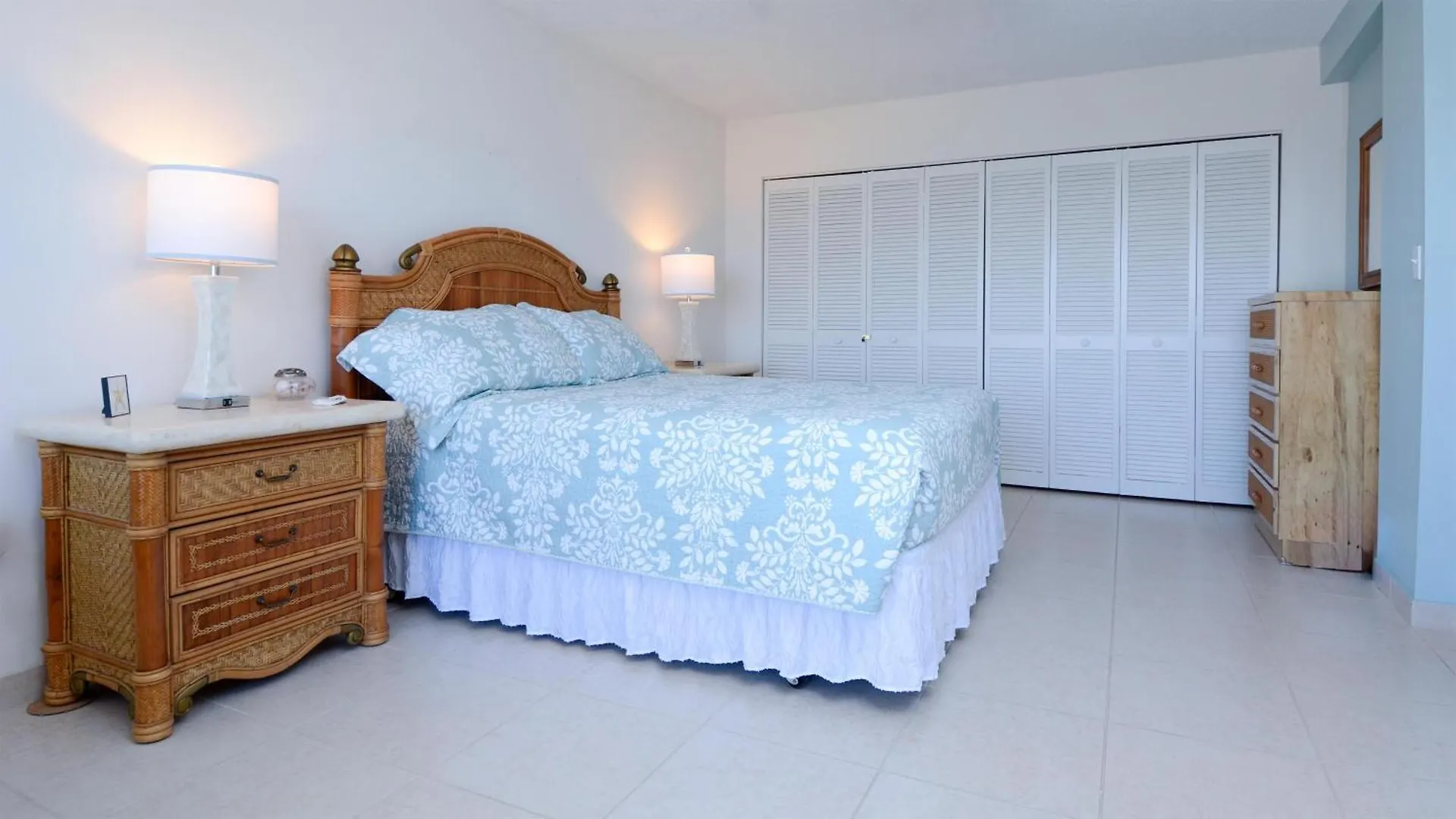 C 14 Moon Bay Apartment *