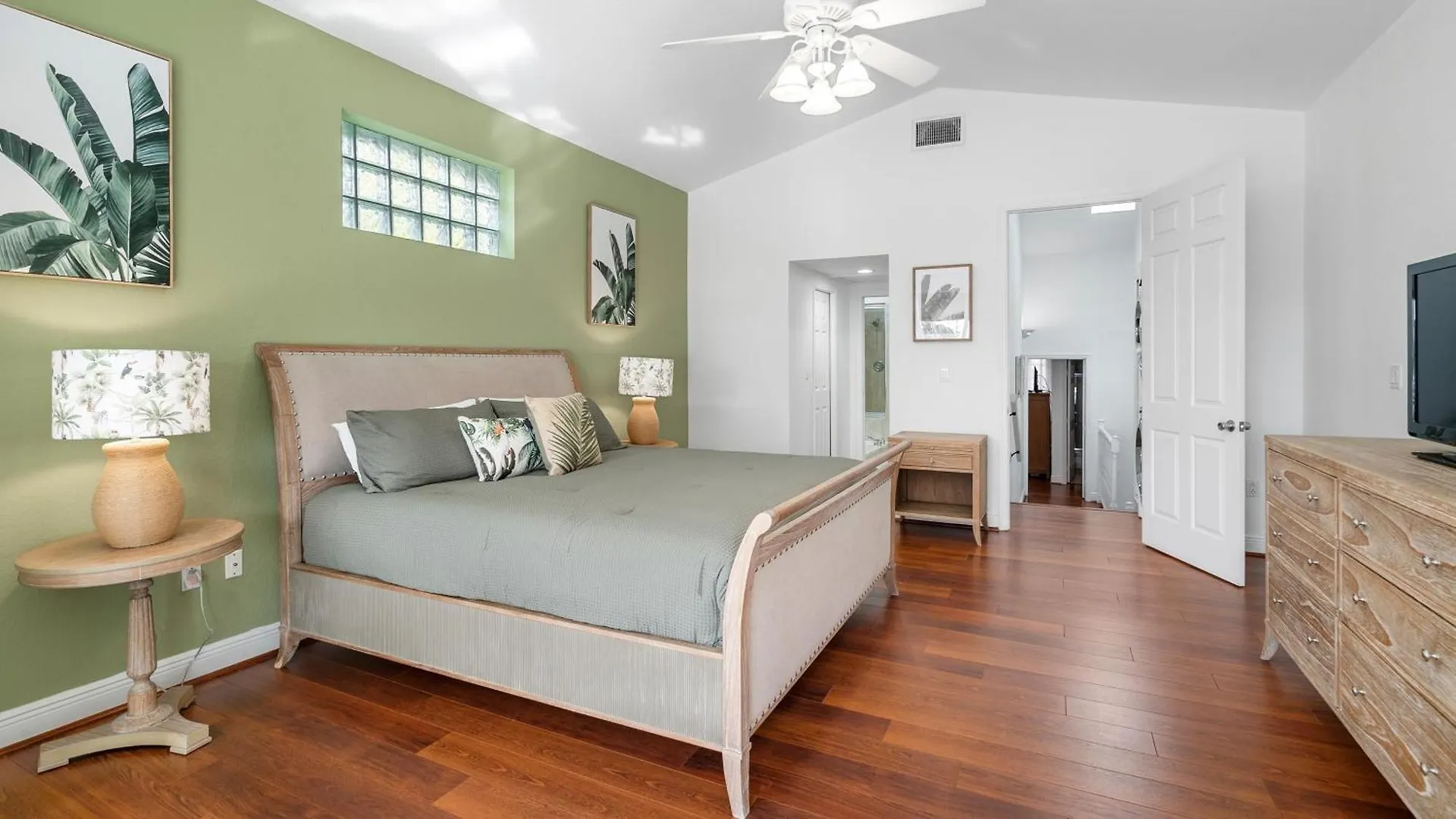 Apartment 412 Mariners Club