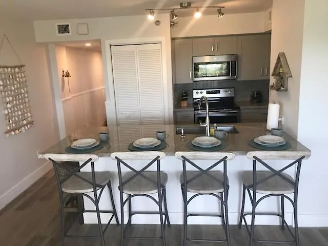 Licensed Mgr - Modern Oceanfront - Ocean Views Condo! Bar And Beach Resort! Key Largo