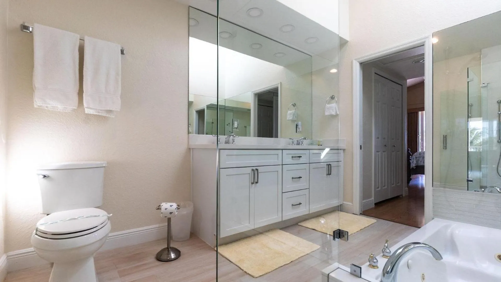 408 Mariners Club Oceanfront Apartment *