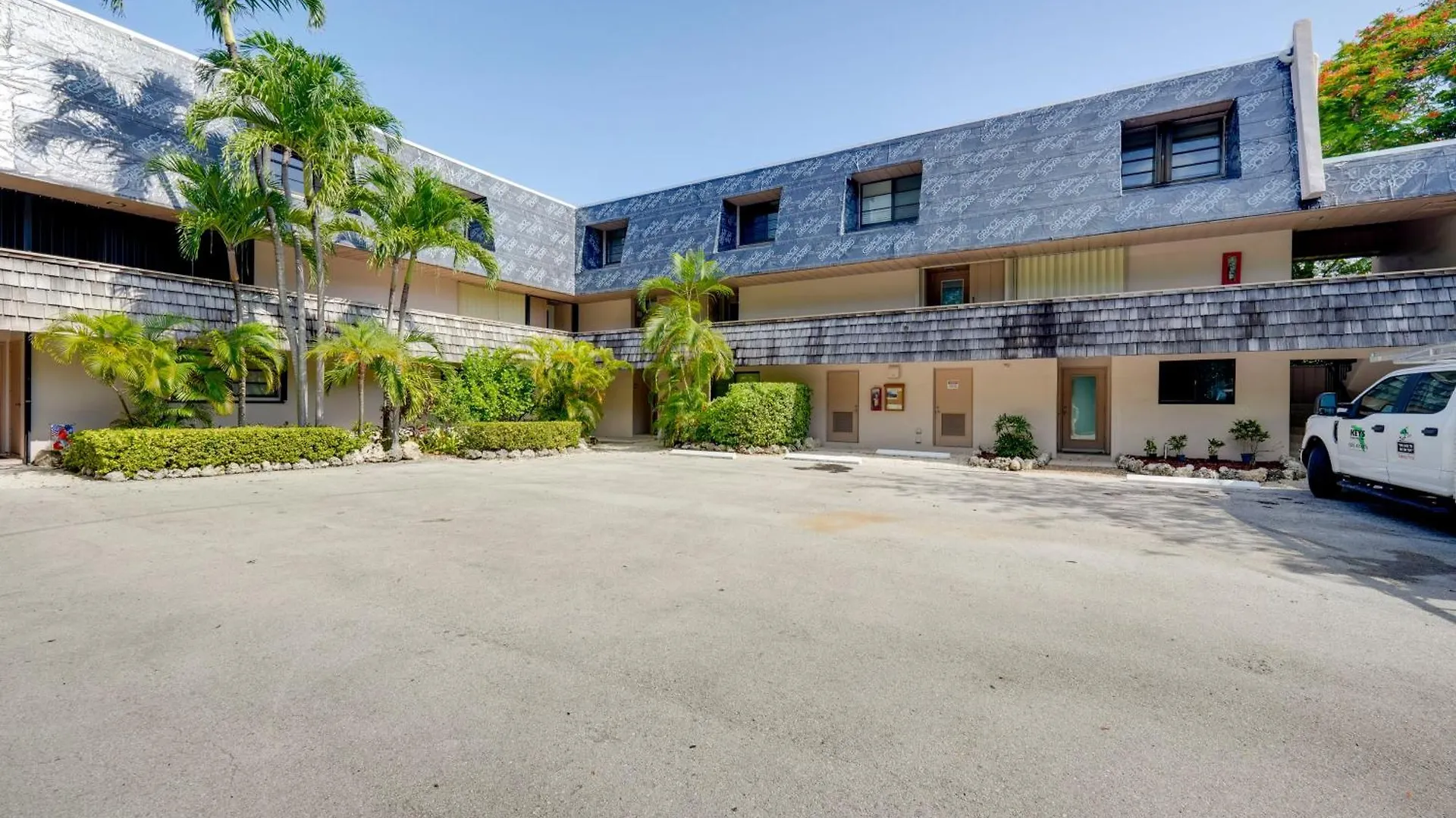 Apartment Getaway With Bay Views And Pool Access! *
