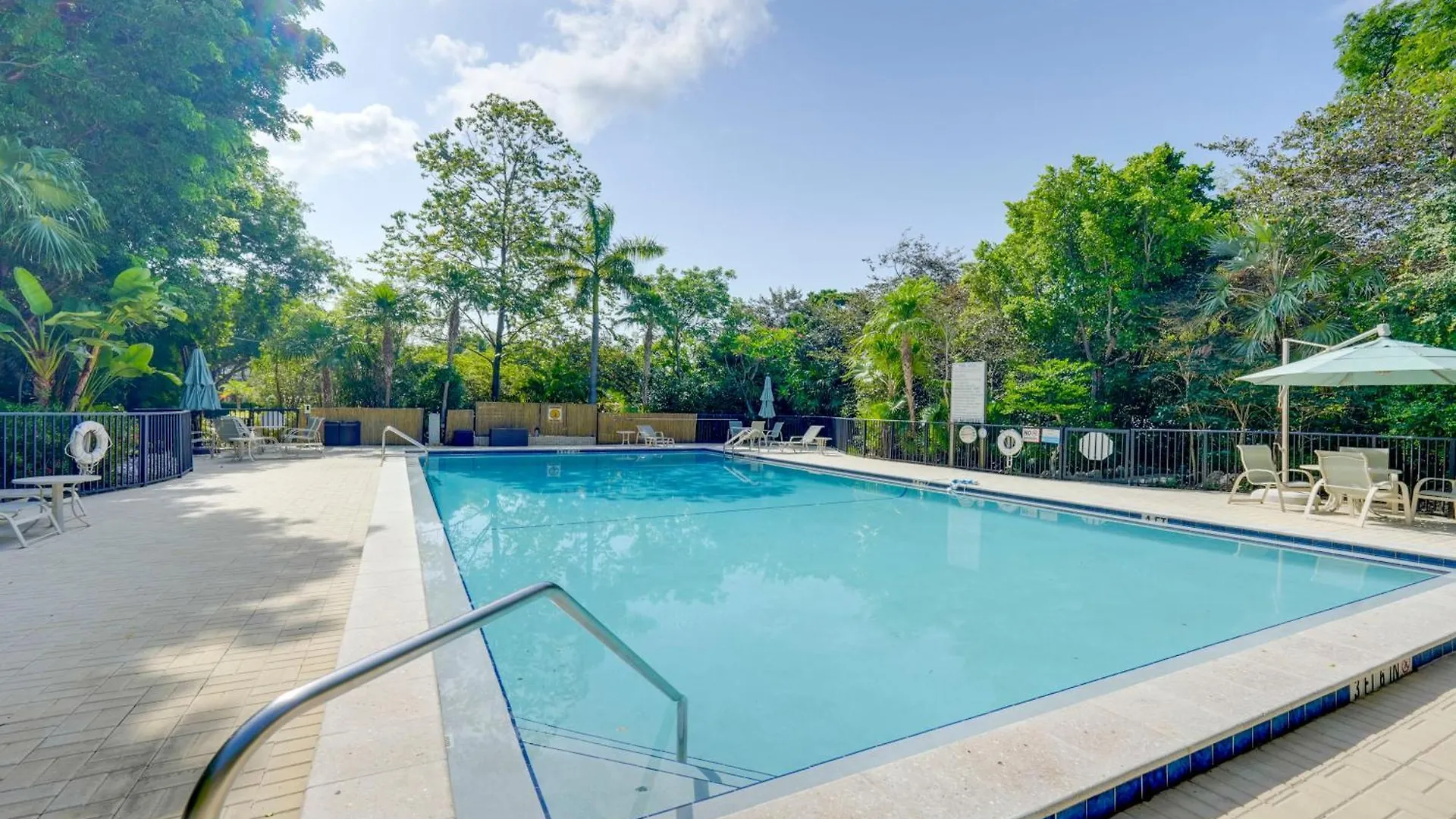 Getaway With Bay Views And Pool Access! Apartment *
