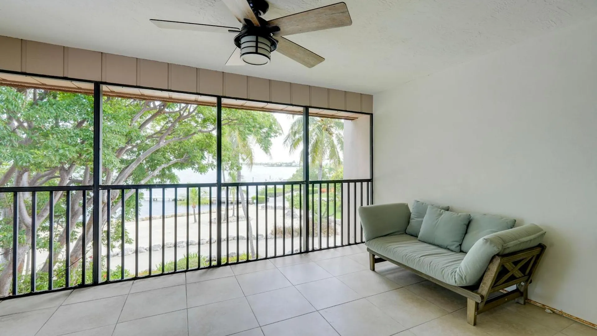 Getaway With Bay Views And Pool Access!