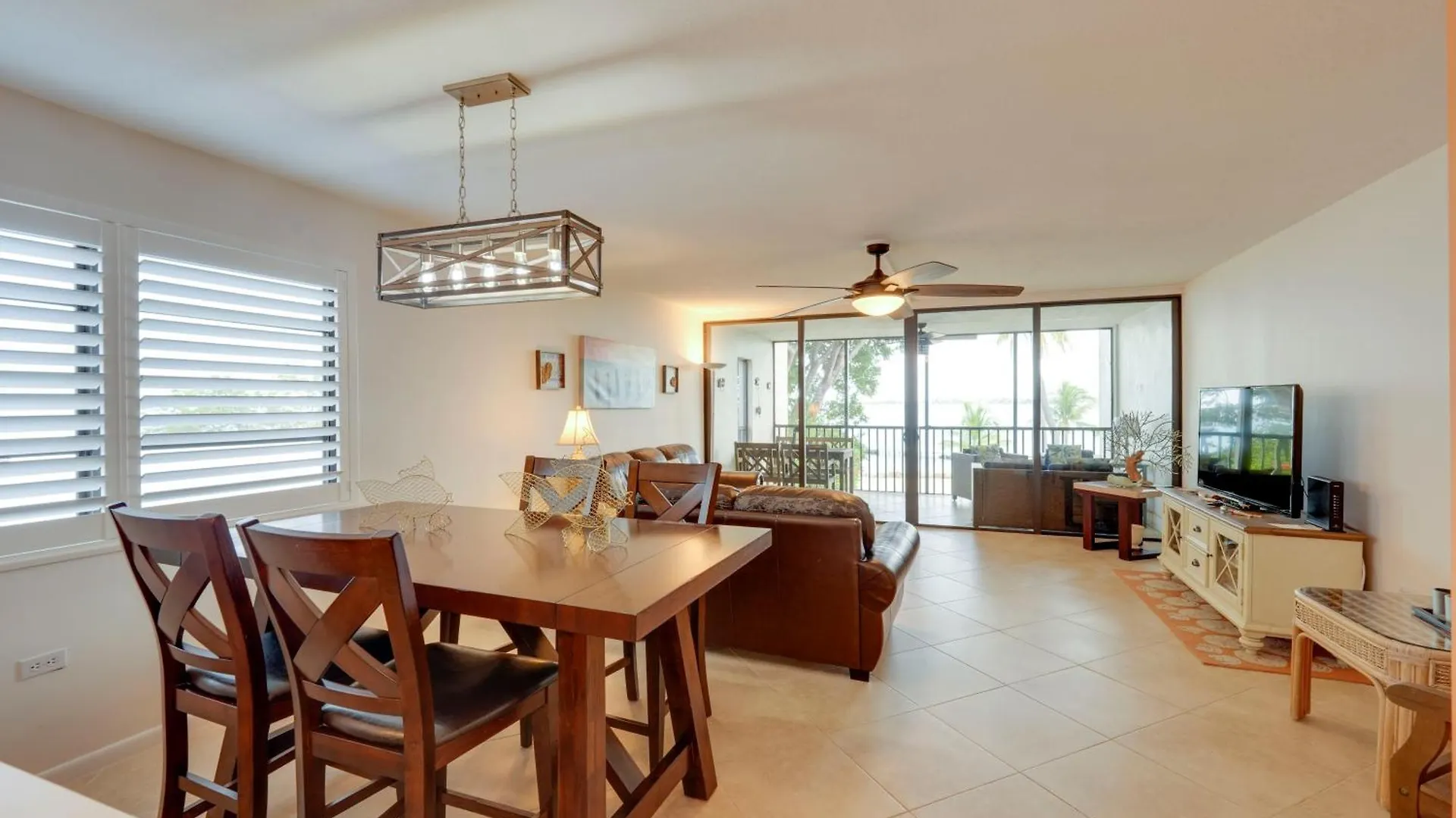 Getaway With Bay Views And Pool Access! Apartment