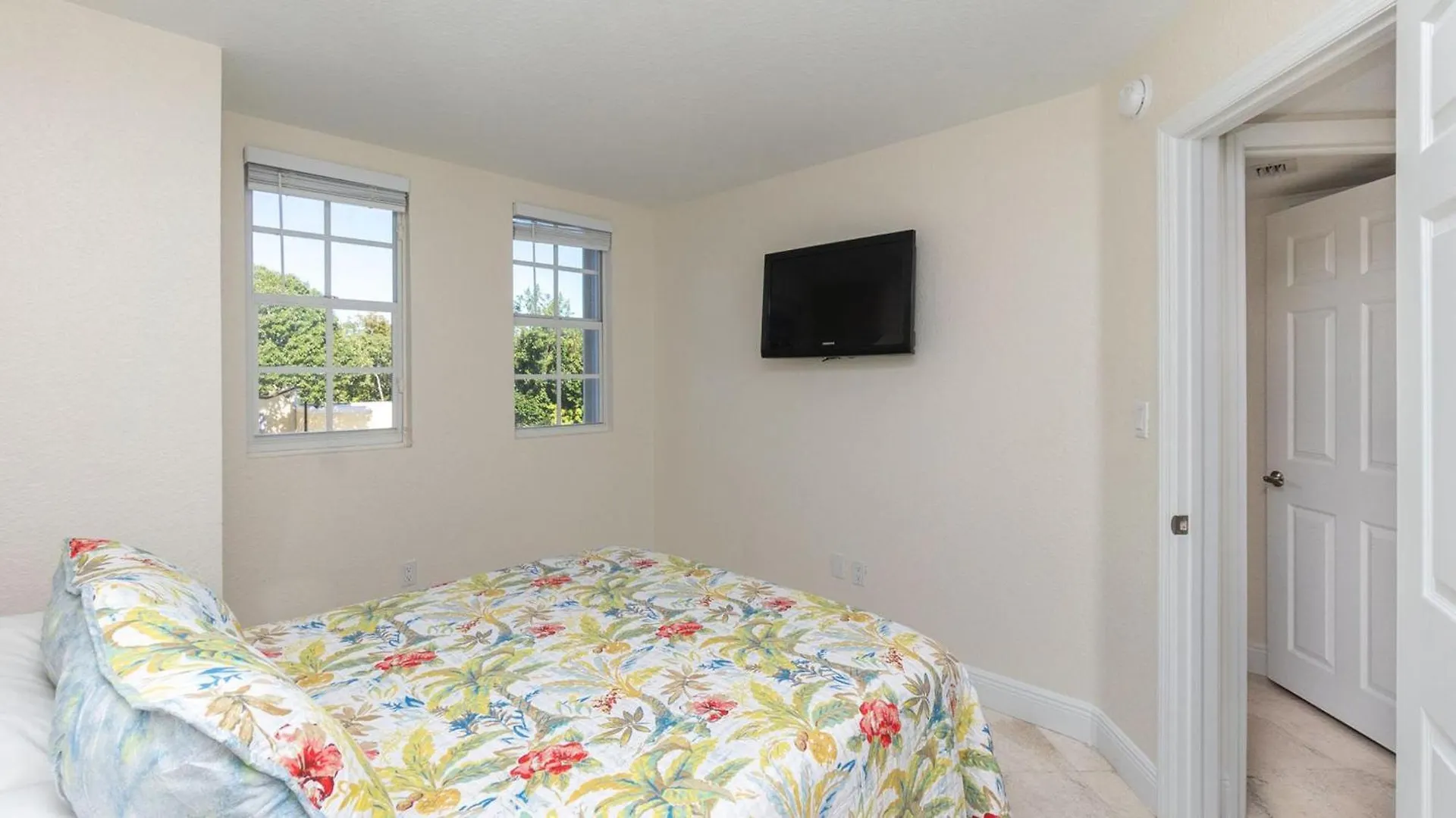 Apartment 408 Mariners Club Oceanfront *