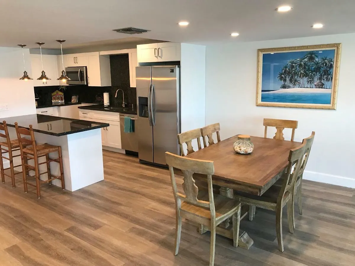 Licensed Mgr - Modern Oceanfront Condo! Beautiful Ocean Views! Resort! 2 King Beds! Key Largo